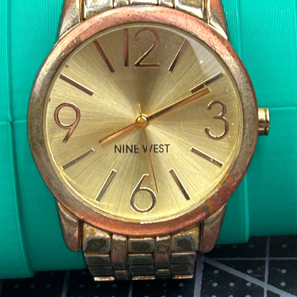 Nine West Womens Gold Tone Round Analog Watch NW/1578 Y121E Sunray Dial‎